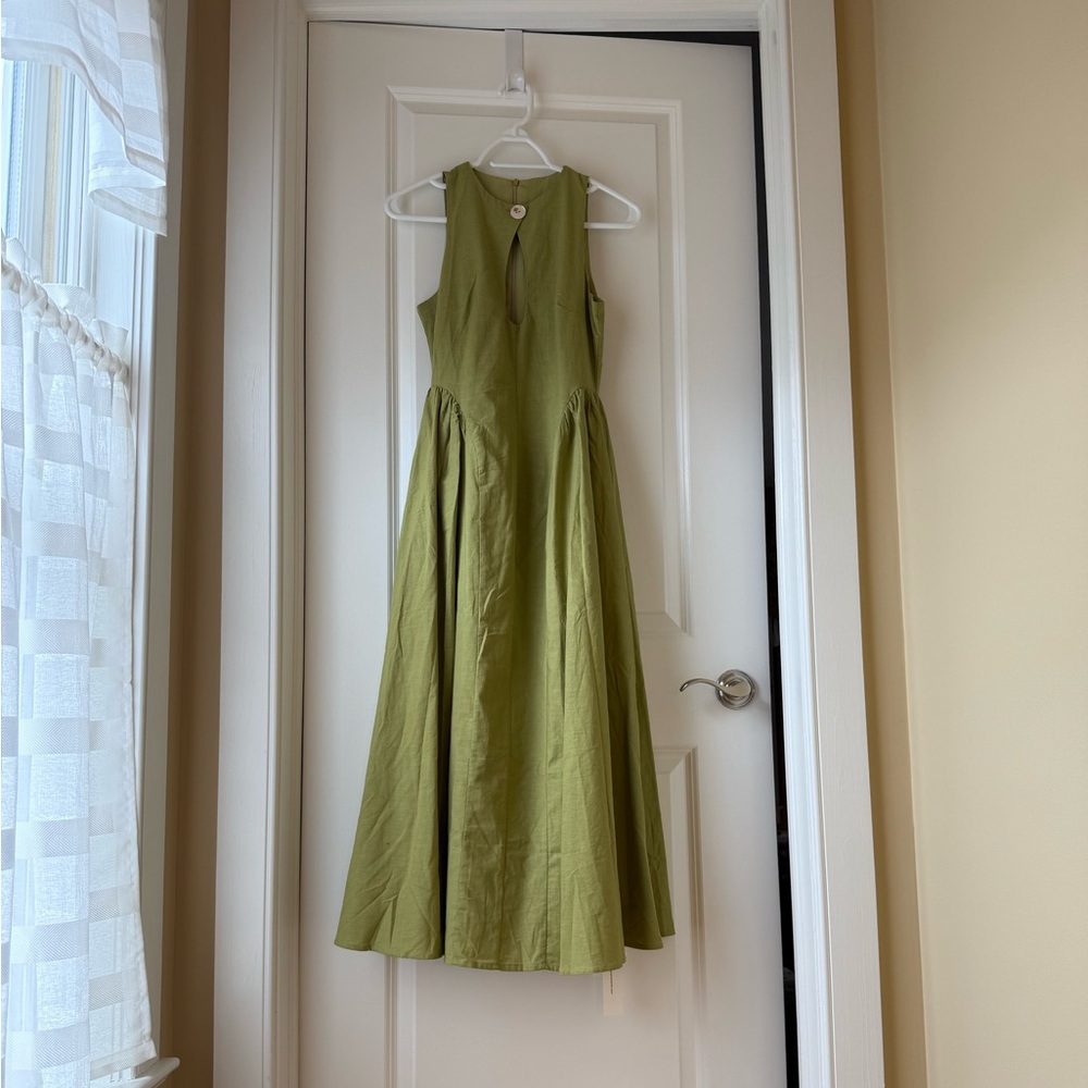 Commence Elegant Green Sleeveless Key Hole Dress
